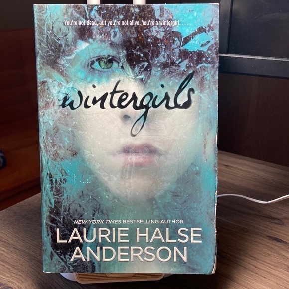 🦄 Wintergirls by Laurie Halse Anderson - Picture 1 of 7